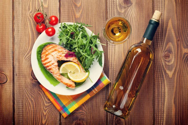 Salmone alla griglia e vino bianco — Foto Stock