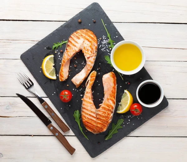 Grilled salmon, salad and condiments — Stock Photo, Image