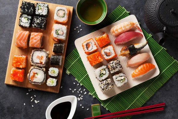 Set de rollos de sushi y maki — Foto de Stock