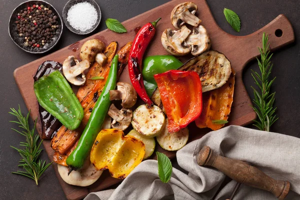 Légumes grillés sur planche à découper — Photo