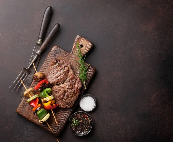 Produtos hortícolas grelhados e bife de vaca — Fotografia de Stock