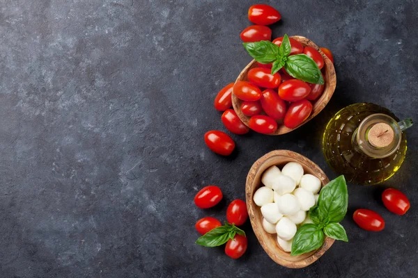 Queijo mussarela, tomate e manjericão — Fotografia de Stock