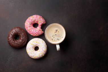 Kahve fincanı ve renkli donut