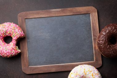 Kara tahta ve renkli donut 