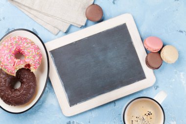 Kara tahta, kahve ve çörek