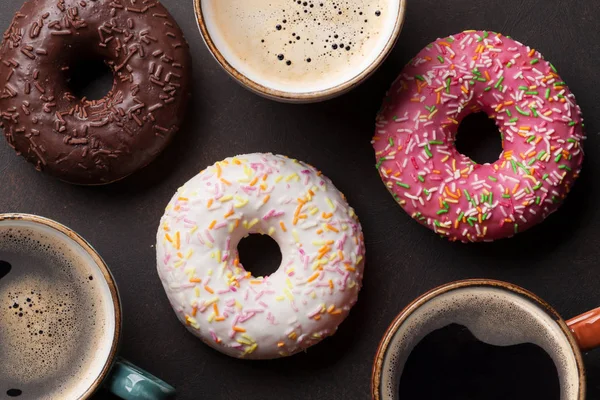 커피 컵과 다채로운 도넛 — 스톡 사진