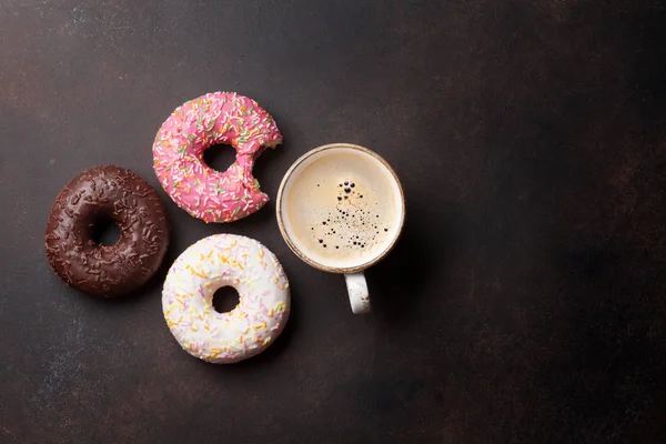 Kahve fincanı ve renkli donut