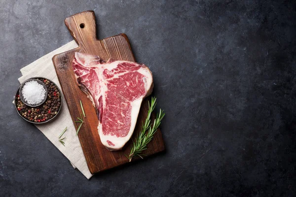 Bistecca cruda di t-bone — Foto Stock