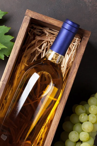 şarap şişesi ve üzüm