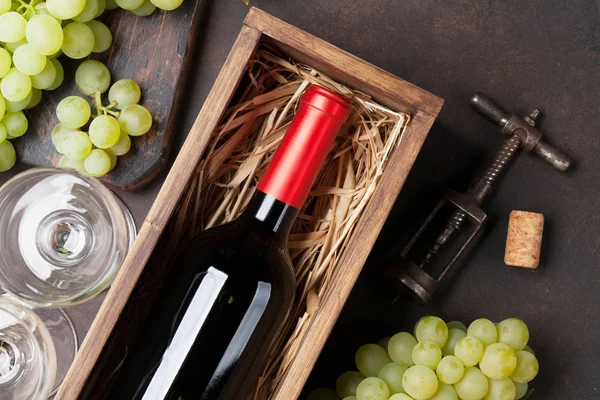 Garrafa de vinho e uvas — Fotografia de Stock