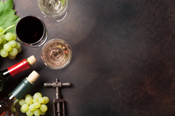 Botellas de vino y uvas —  Fotos de Stock