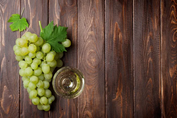 Copo de vinho e uvas — Fotografia de Stock