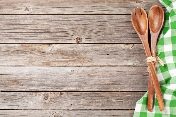 Küchentuch und Utensilien auf dem Tisch — Stockfoto