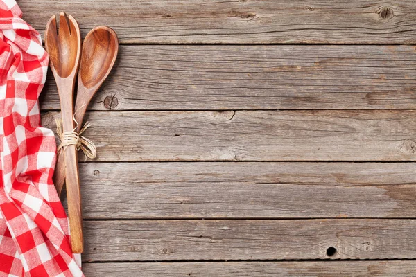 Toalla de cocina y utensilios en la mesa —  Fotos de Stock