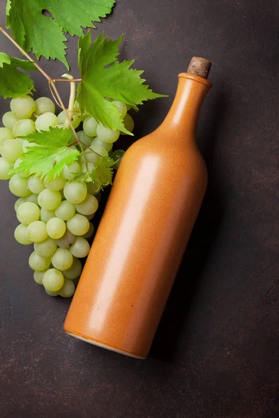 Wijnfles en druiven — Stockfoto