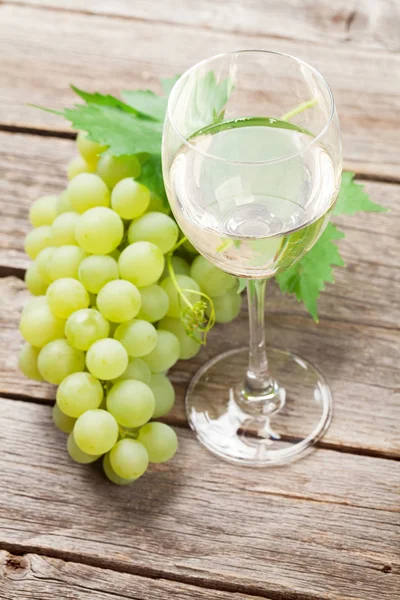 Şarap kadehi ve üzüm.