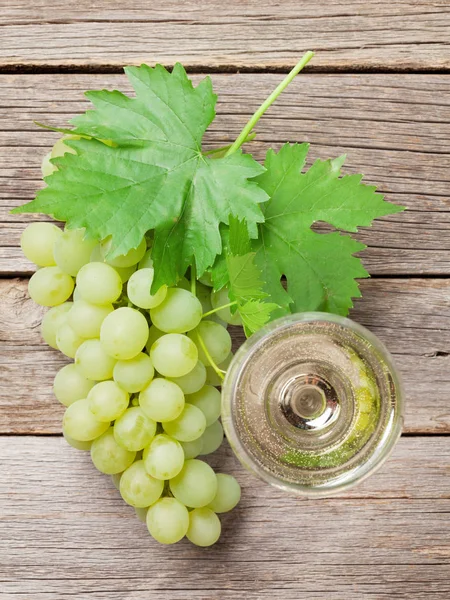 Şarap kadehi ve üzüm.