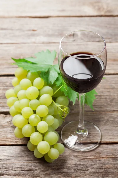 Şarap kadehi ve üzüm.