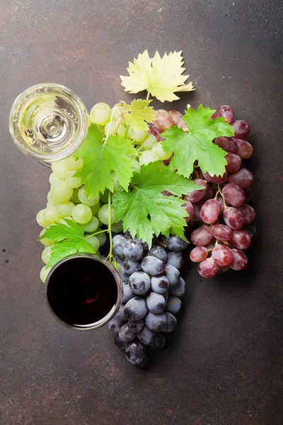 Şarap kadehi ve üzüm 