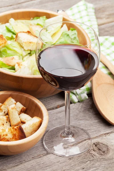 Copa de vino tinto y ensalada — Foto de Stock