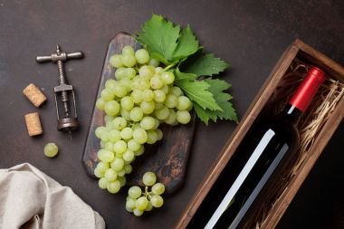 Kutusunda kırmızı şarap şişe