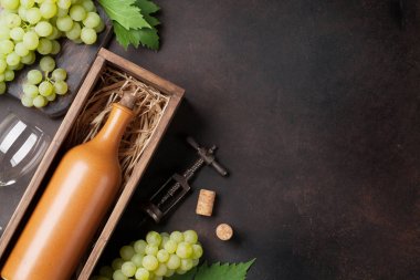 şişe, bardak ve üzüm