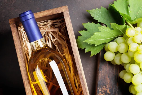 Garrafa de vinho branco na caixa — Fotografia de Stock