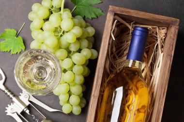 Şarap şişesi, bardak ve üzüm.