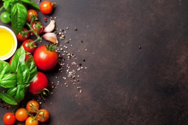 Domates, fesleğen ve baharatlar