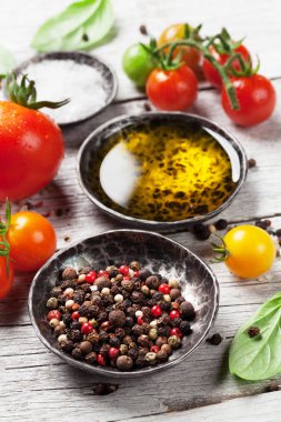 Domates, fesleğen ve baharatlar