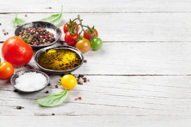 Domates, fesleğen ve baharatlar