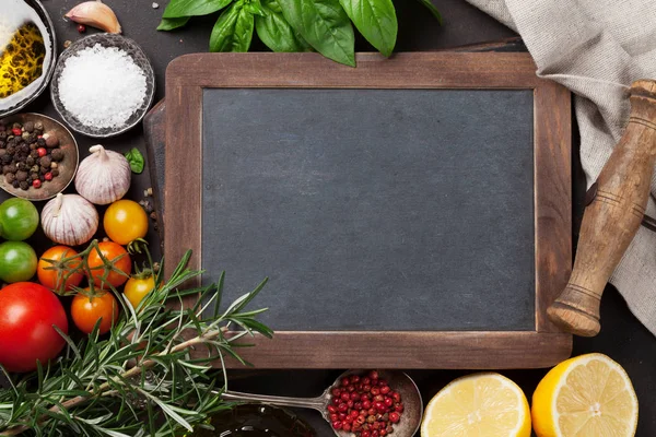 Tomaten, basilicum en specerijen — Stockfoto