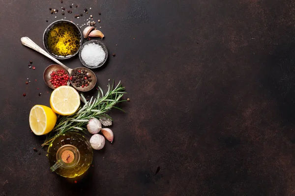 Bitkiler ve baharatlar masada.