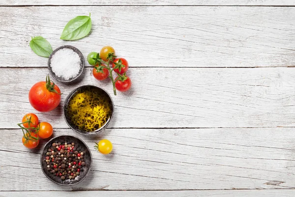 Domates, fesleğen ve baharatlar