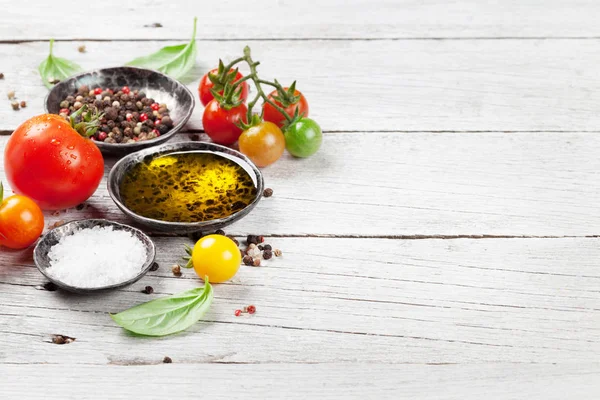 Domates, fesleğen ve baharatlar