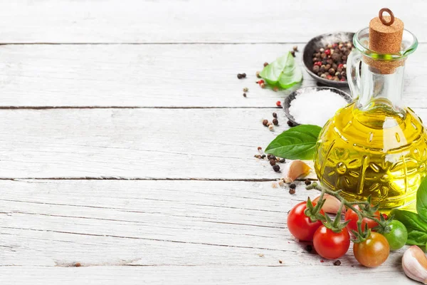 Domates, fesleğen ve baharatlar