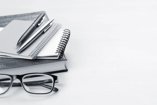 Zápisníky, pera a brýle — Stock fotografie