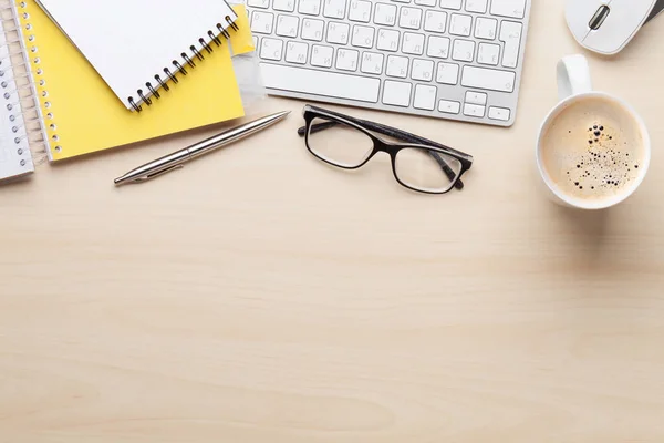 Computer, brillen, koffie en benodigdheden — Stockfoto