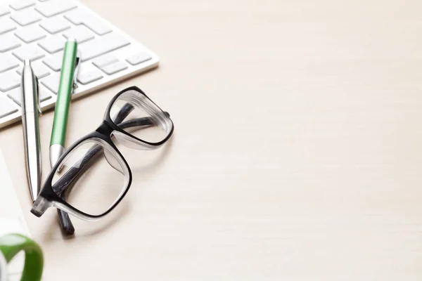 Computer keyboard, eyeglasses and pens — Stock Photo, Image