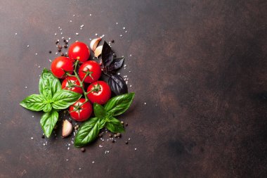 Domates, fesleğen ve baharatlar