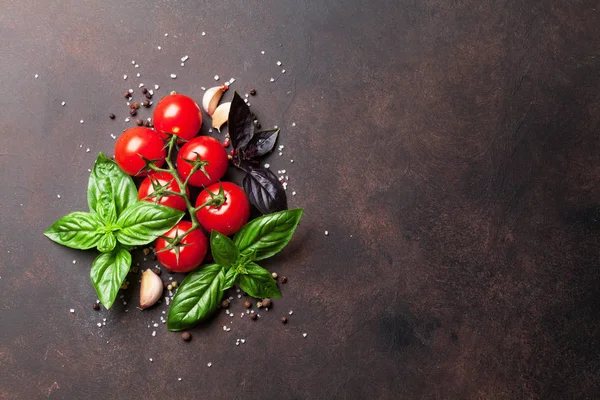 Domates, fesleğen ve baharatlar