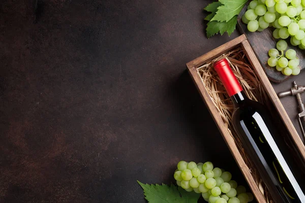 Rotweinflasche im Karton — Stockfoto