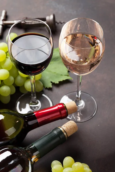 Butelek wina, szklanki i winogron — Zdjęcie stockowe