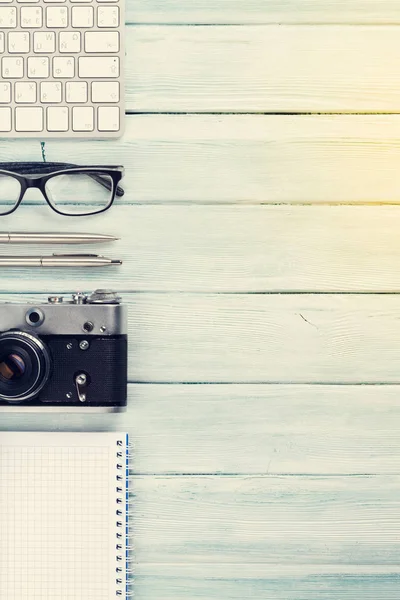 Pc, câmera, óculos, bloco de notas e canetas — Fotografia de Stock