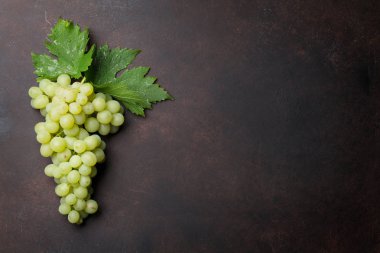 Üzüm taş zemin üzerine