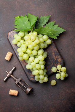 Üzüm taş zemin üzerine