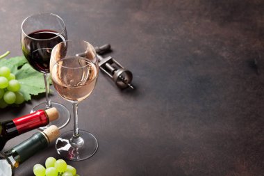 Şarap kadehi ve üzüm