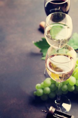 Şarap kadehi ve üzüm