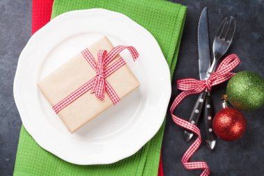 hediye kutusu üzerinden yemek tabağı