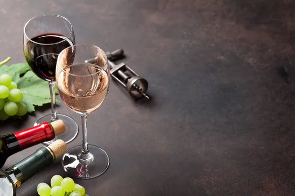 Wine glasses and grapes — Stock Photo, Image